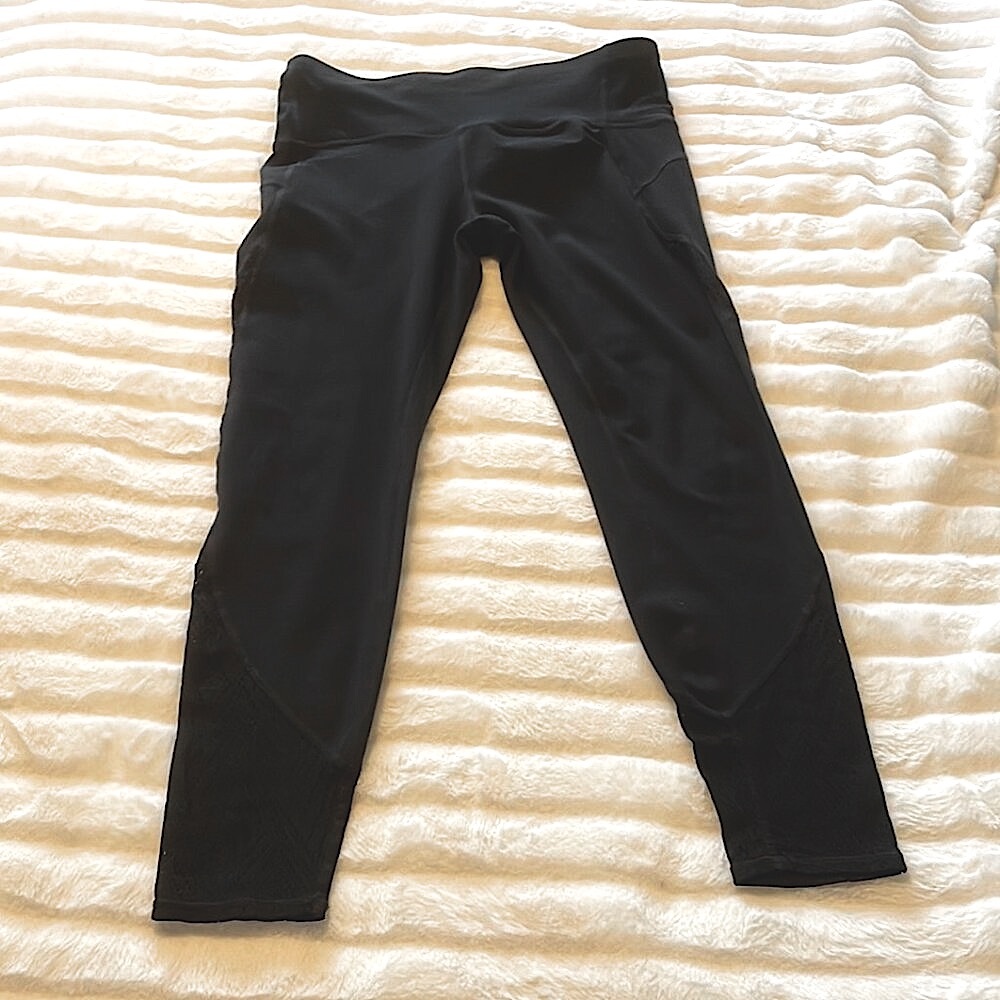 GapFit Blackout Technology Leggings with mesh detailing on legs, women's size M